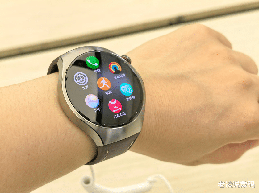 华为全球首款鸿蒙AI智能手表来袭，满型设计引爆率先迈入AI时代