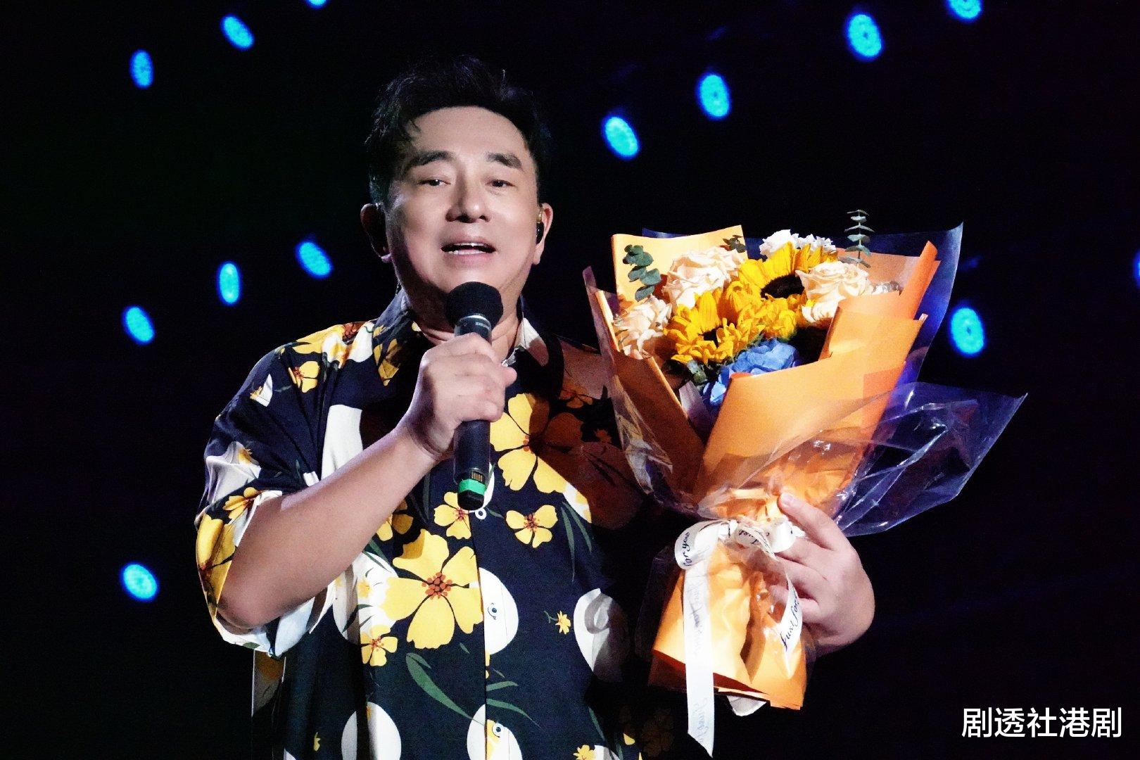 知名港星内地演出被指严重发福！一度胖到没脖子，56岁老来得女