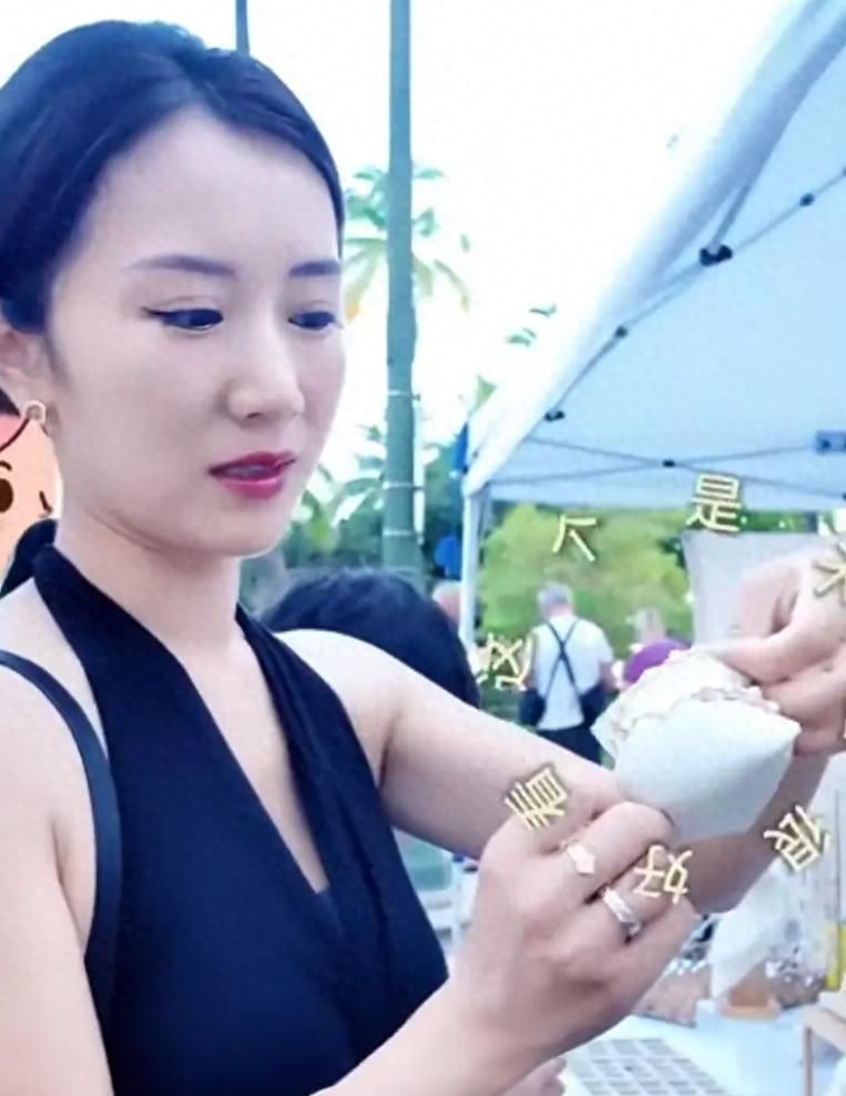 40岁李念带娃出行,小腹微微隆起疑似怀第四胎,丈夫身份不简单