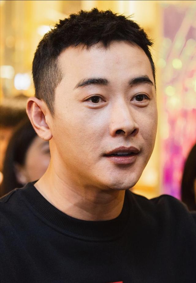 罗晋父亲离世唐嫣守孝，取消生日会的活动，暂时住北京照顾婆婆