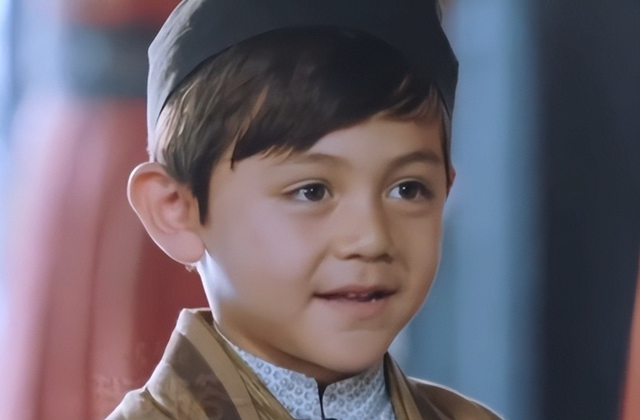 刘烨儿子模样大变，14岁就登上法国新闻，一圈胡子让人移不开眼