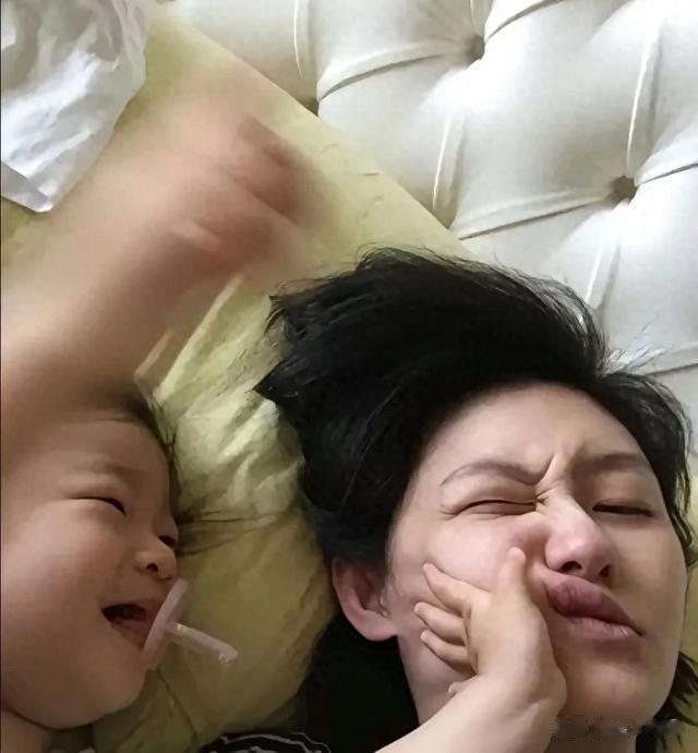 小玥儿当天看到了姥姥和姨妈喝酒跳舞，继父冷漠，所以选择汪小菲