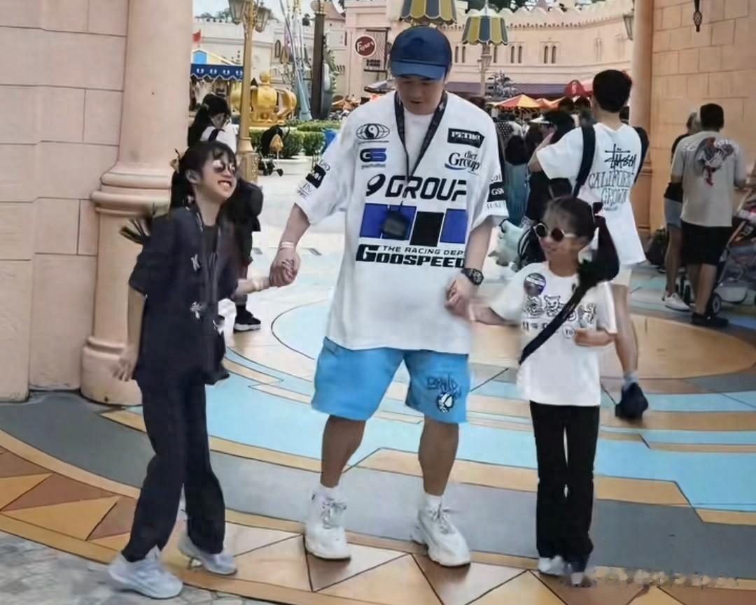 陈赫去国外度假,俩女儿一个像爸一个像妈,41岁张子萱嘟嘴卖萌