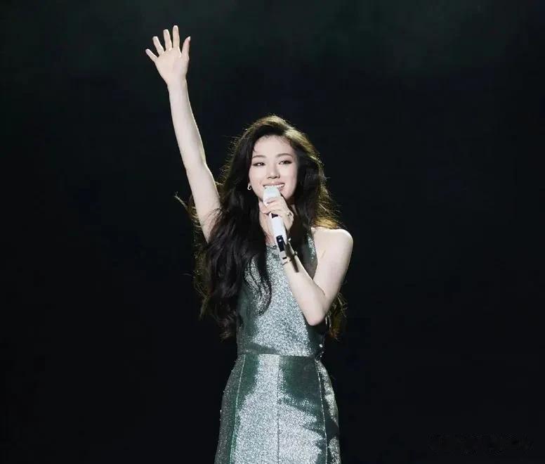 业内曝瓜!顶流男演员跟女歌手恋爱,细节跟易烊千玺单依纯对上了