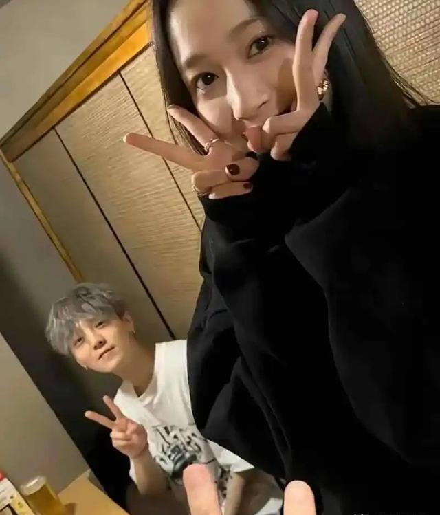 一天5个瓜，顶流恋情、官宣离婚、疑似求婚，娱乐圈有喜有忧