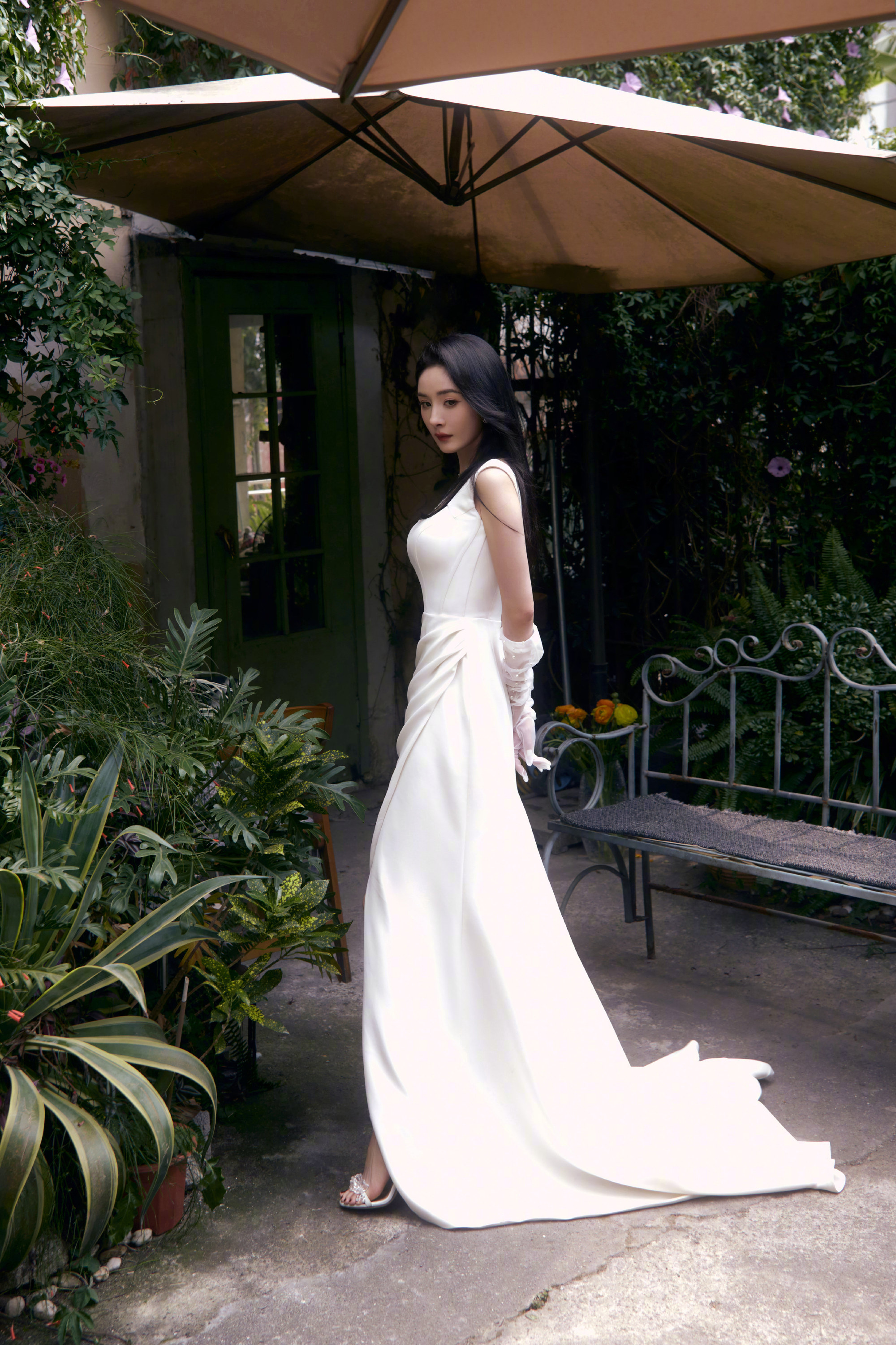 杨幂纯白抹胸礼裙，大长腿无敌了