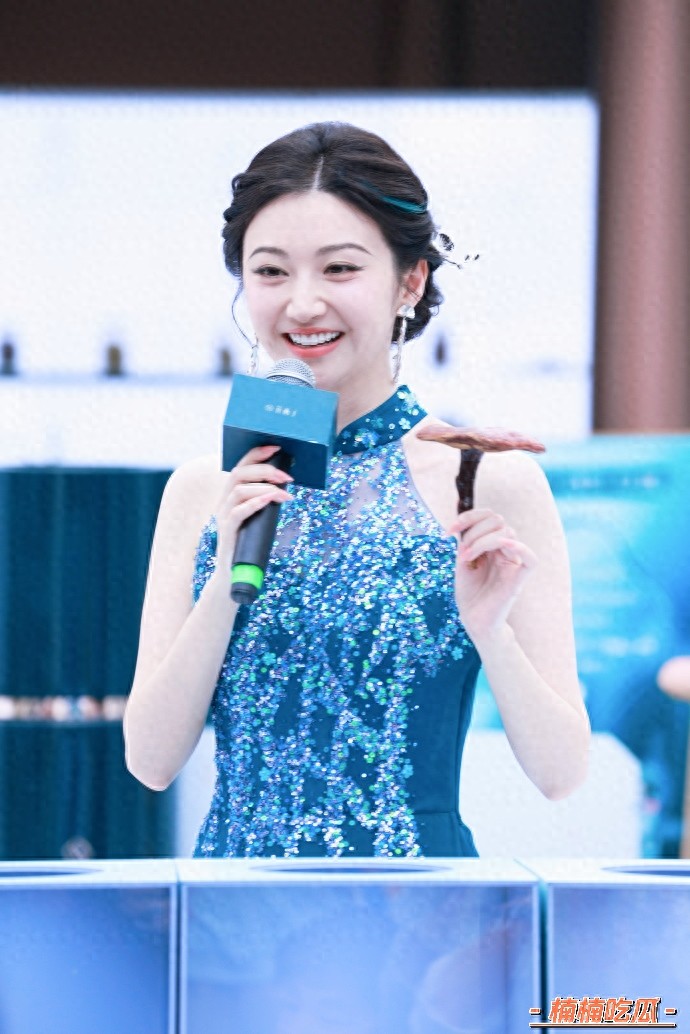 从37岁景甜身上看到了东方韵致的完美诠释。