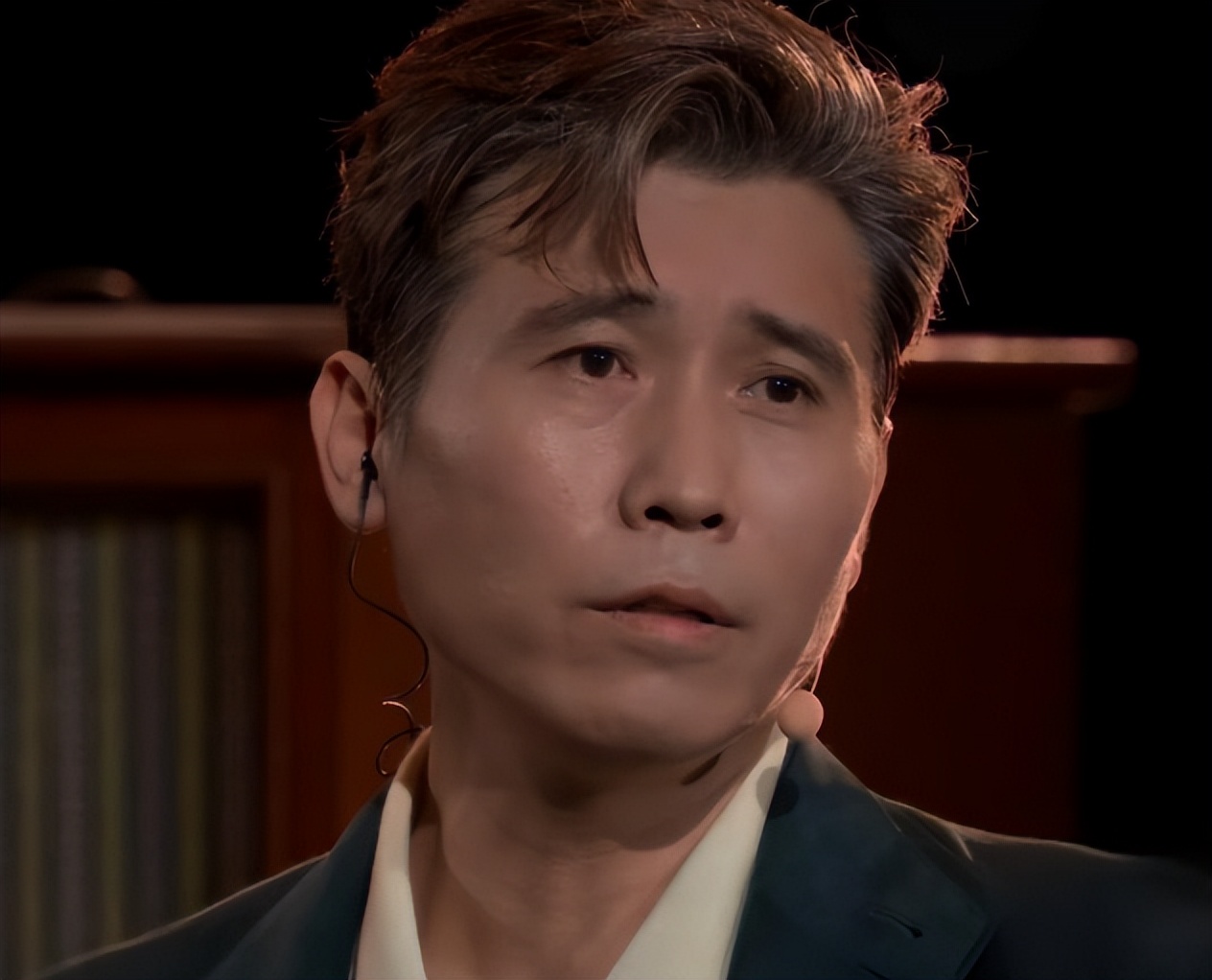 央视中秋晚会这夜,一舞台的专业歌手,却愣是没唱过两个跨界演员