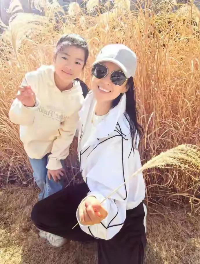 女儿一句话让章子怡当场泪崩:离婚两年,谁在真心养孩子一目了然