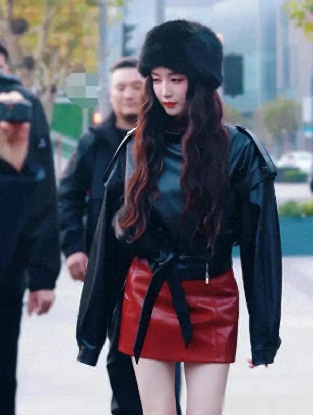 江疏影换风格后气质大变！穿皮衣+短裙+长筒靴，时髦洋气又高级