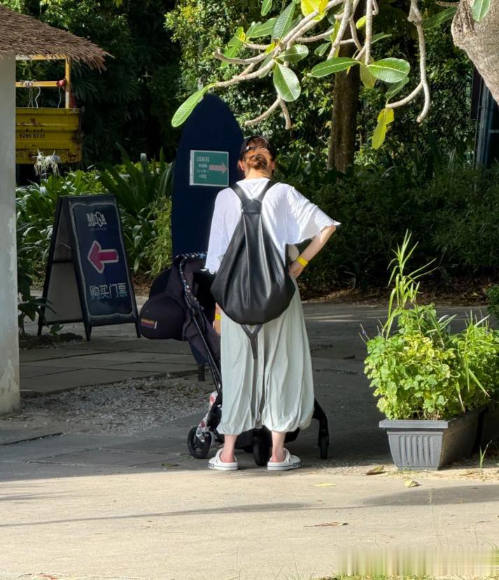 新加坡偶遇戚薇一家，10岁lucky正脸被曝光，长发及腰五官巨美