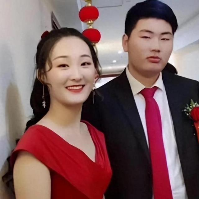 大衣哥带儿子儿媳参加饭局，陈萌一个动作暴露家庭地位，真不简单