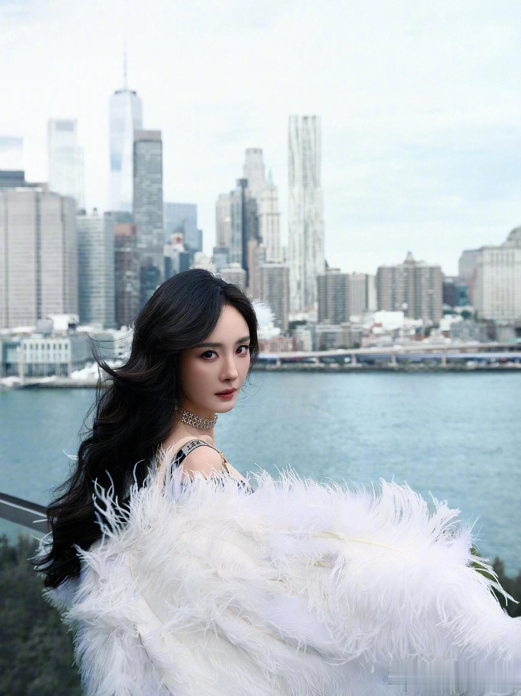 杨幂亮相维密大秀，黑色镂空裙装搭配长筒皮靴，冷艳飒爽女王范