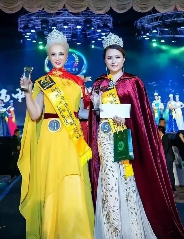 她曾两度瘫痪，遭丈夫抛弃后一夜白头，64岁逆袭成央视超模！