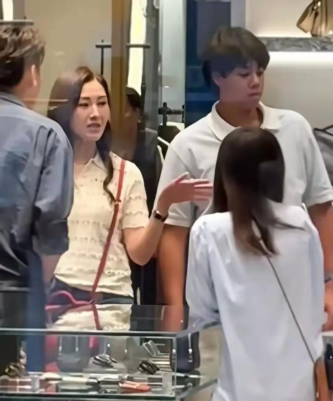 李嘉欣带俩工作人员逛街！提了四个爱马仕袋子太阔气，背影像少女