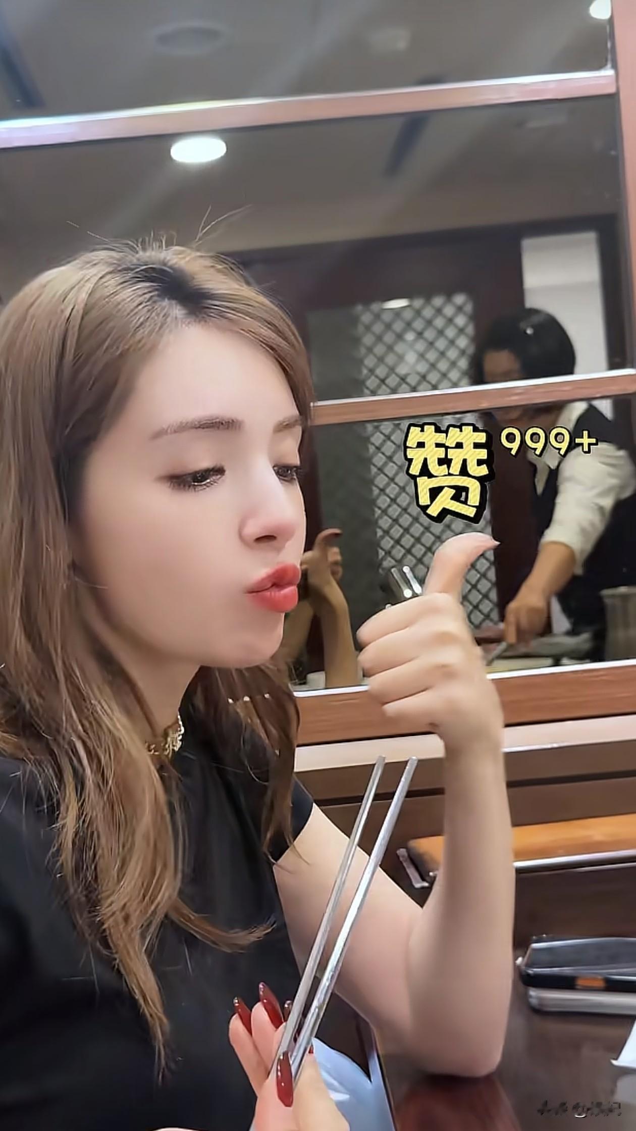 麦迪娜与姜潮韩国过二人世界!吃美食逛街,他大包小包拎着 好幸福