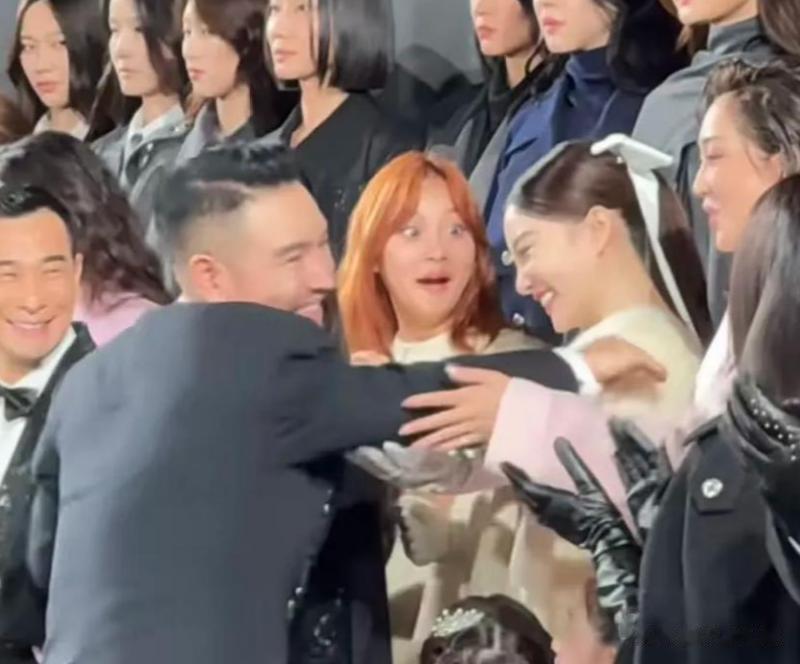 李小璐和女儿走秀被当众亲嘴，脸红害羞像少女，甜馨在旁目瞪口呆