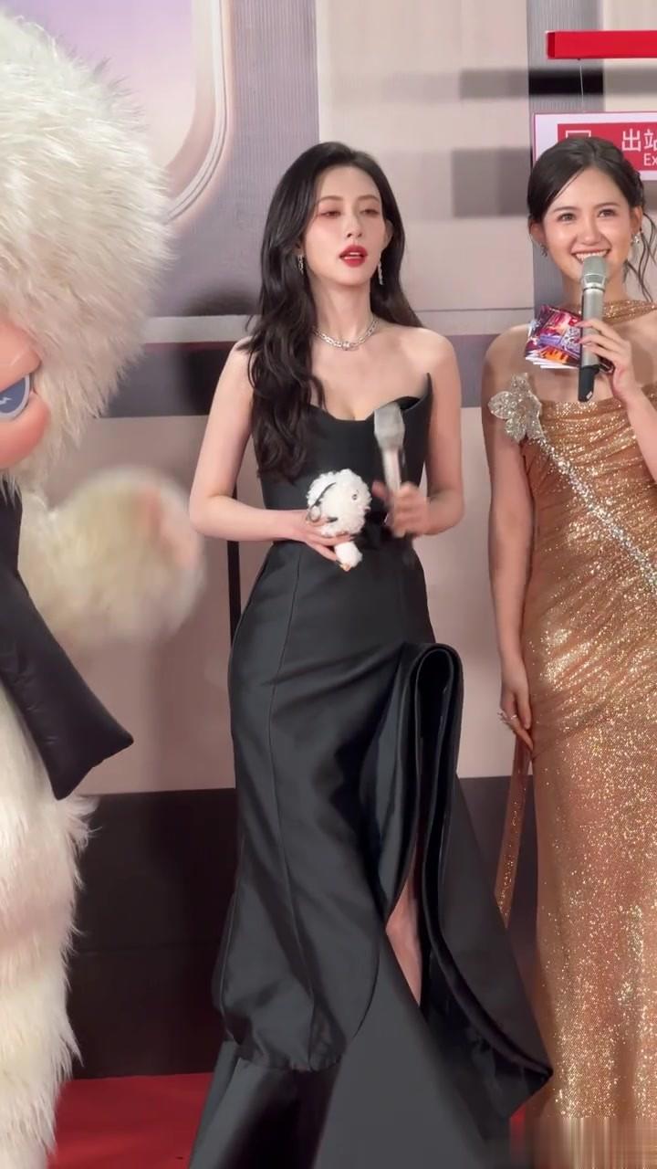 孟子义今日湖南卫视跨年晚会，穿黑色抹胸开叉礼服裙