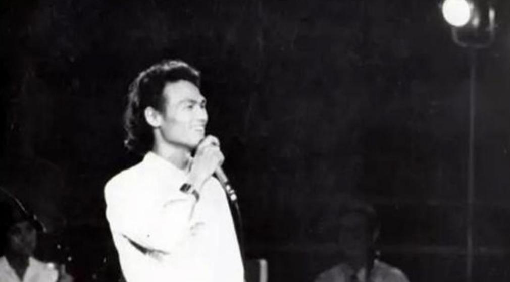 他曾是“歌坛天王”, 因流氓罪入狱后又成老赖,今61岁儿子才14岁