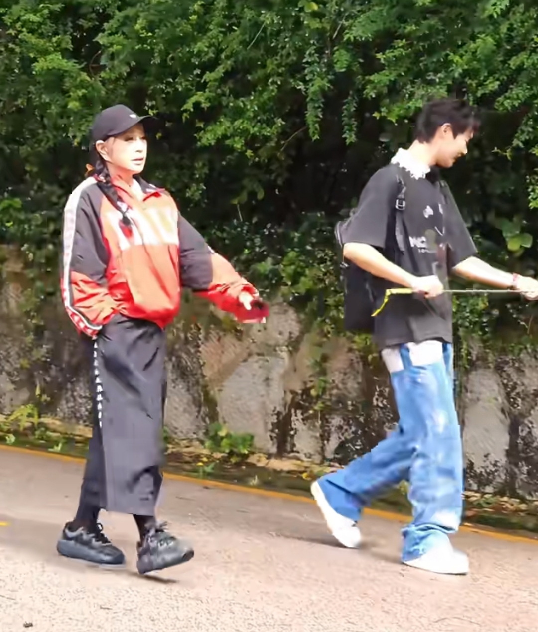 75岁刘晓庆在贵州疑似摔伤,左手打石膏仍工作,身体素质强到可怕