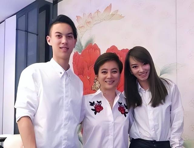 分居 18 年却坚称没离婚!62 岁的李玲玉容颜不再,混血儿子颜值逆天