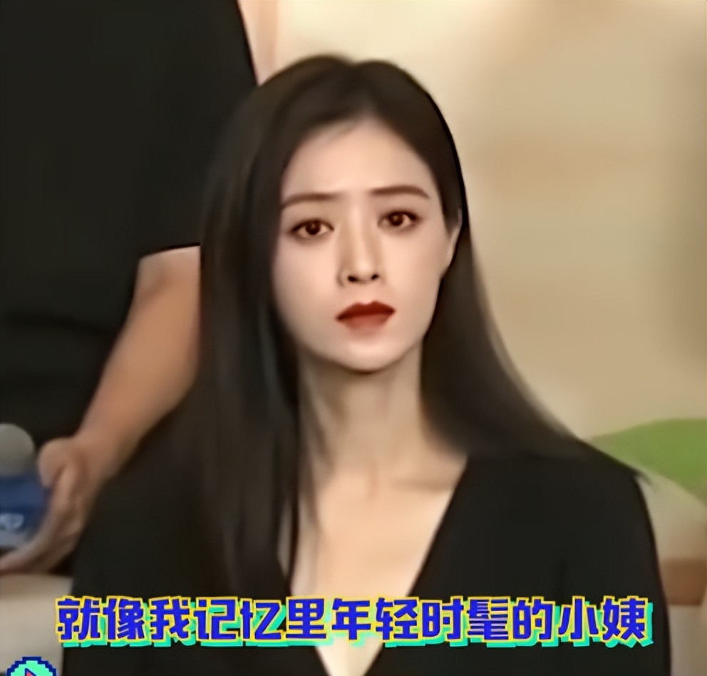 蒋欣近况曝光,脸凹又垂瘦成皮包骨,穿53块衬衫现身机场超惹眼