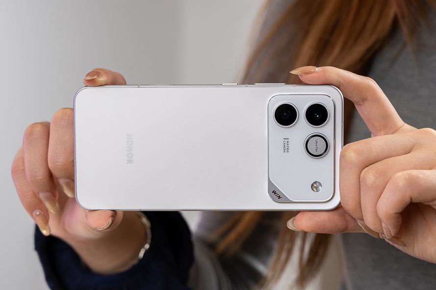 榮耀WIN RT測評：主動散熱風扇搭配10000mAh電池，滿足玩家向往