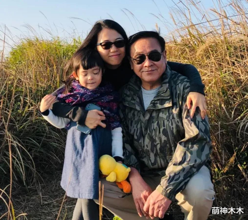 尔冬升女友首晒全家福!评论区沦陷破防删评,一家人同框像三代人