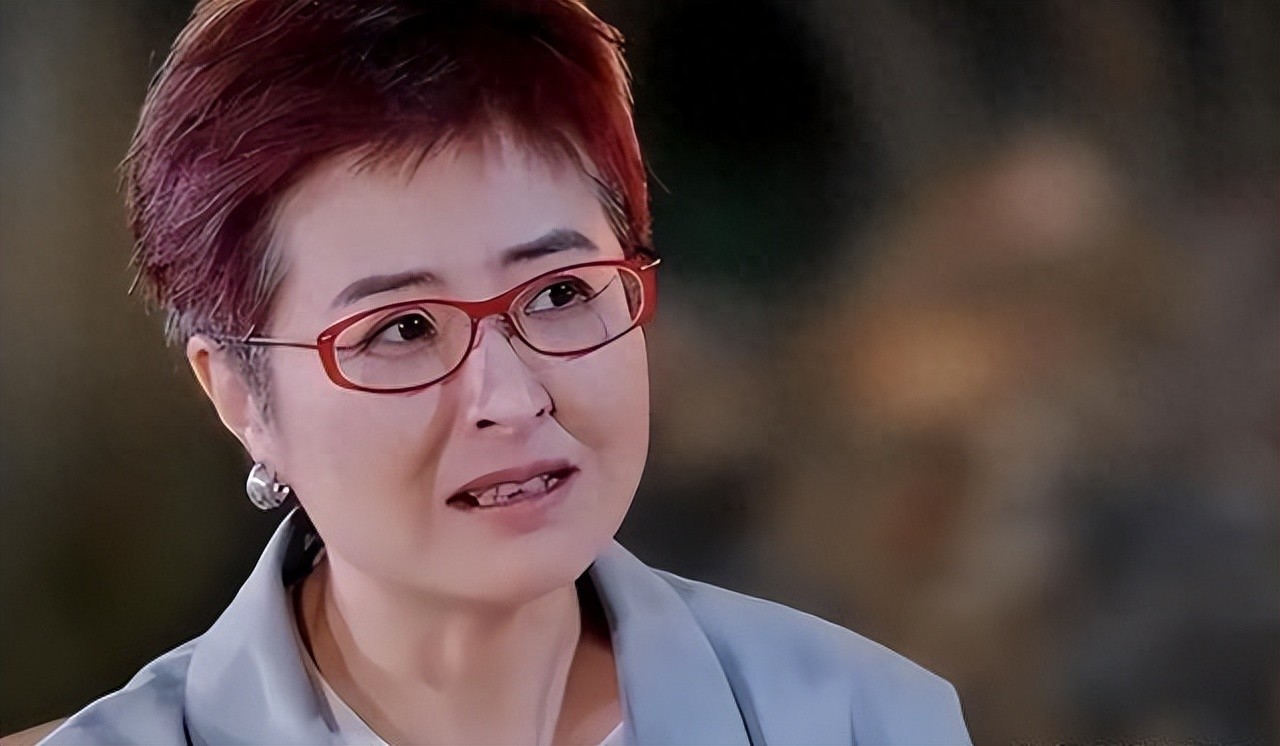 辞去央视工作，嫁大18岁李铁为妻，如今52岁张泉灵已走上另一条路