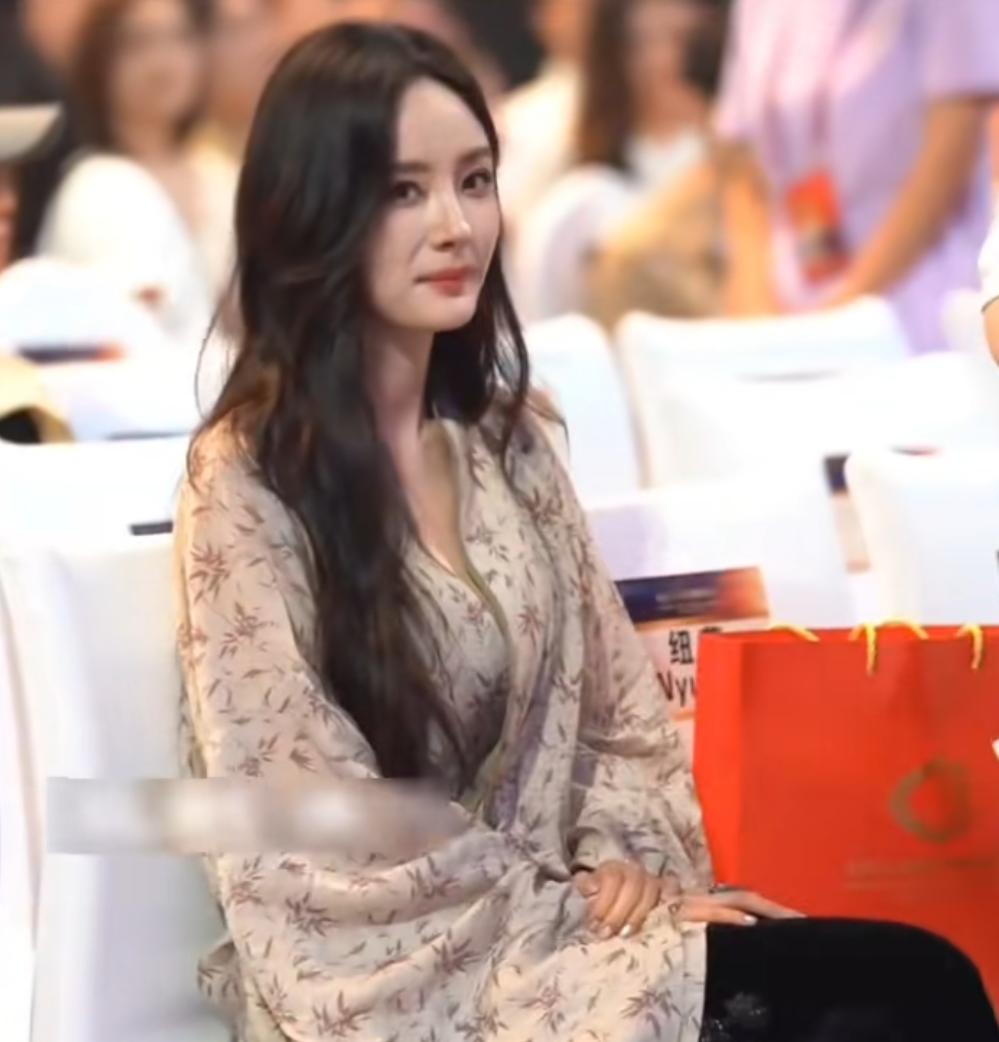 演员杨幂身穿汉服竹节褶衣出席,该服饰随即成为火了,太好看了