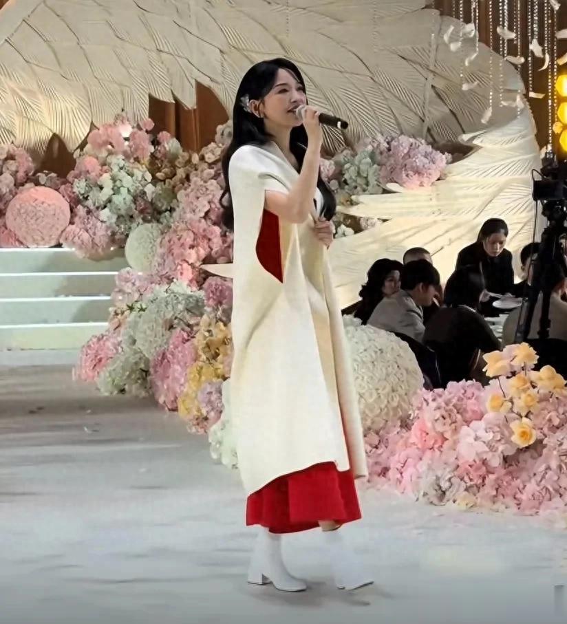 金莎参加婚礼献唱，唱三首歌到手35W，不得不说这个钱也太好赚了