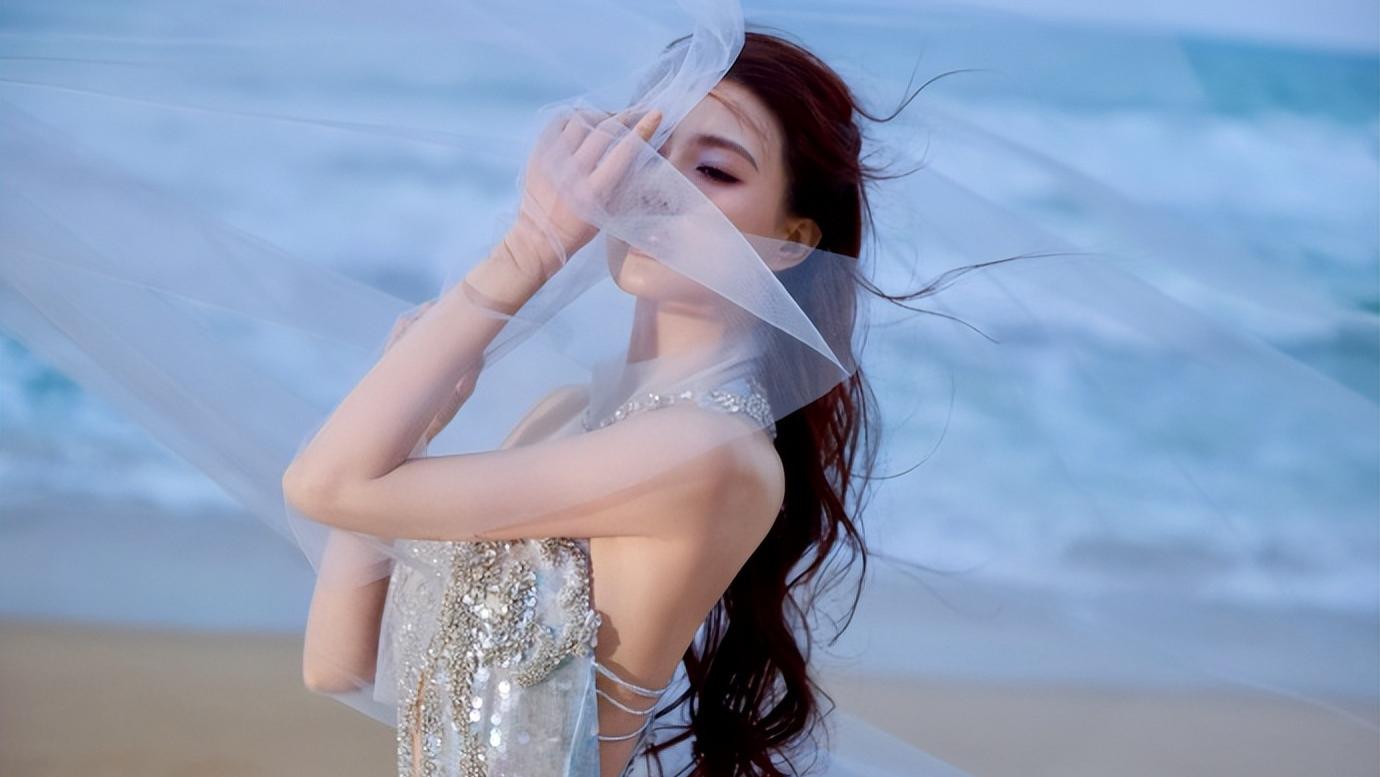 徐璐人鱼公主造型惊艳三亚！鳞片长裙美如深海童话