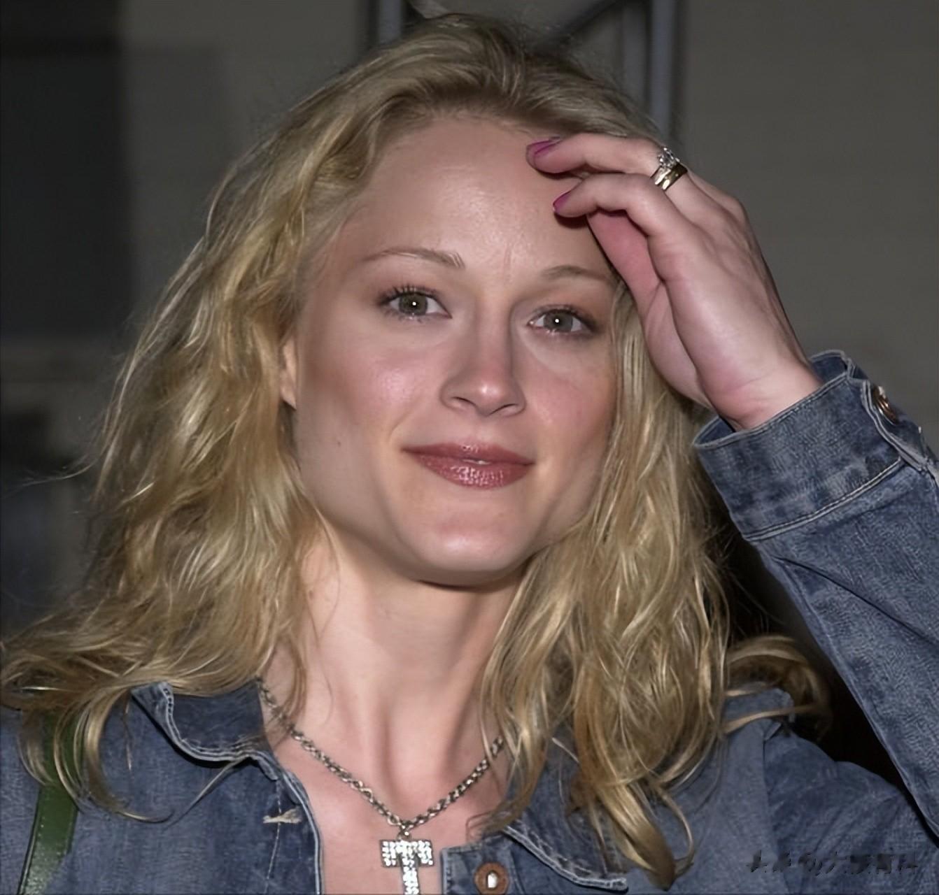 美国知名女明星，身材火爆长相甜美，粪便满屋遭房东起诉