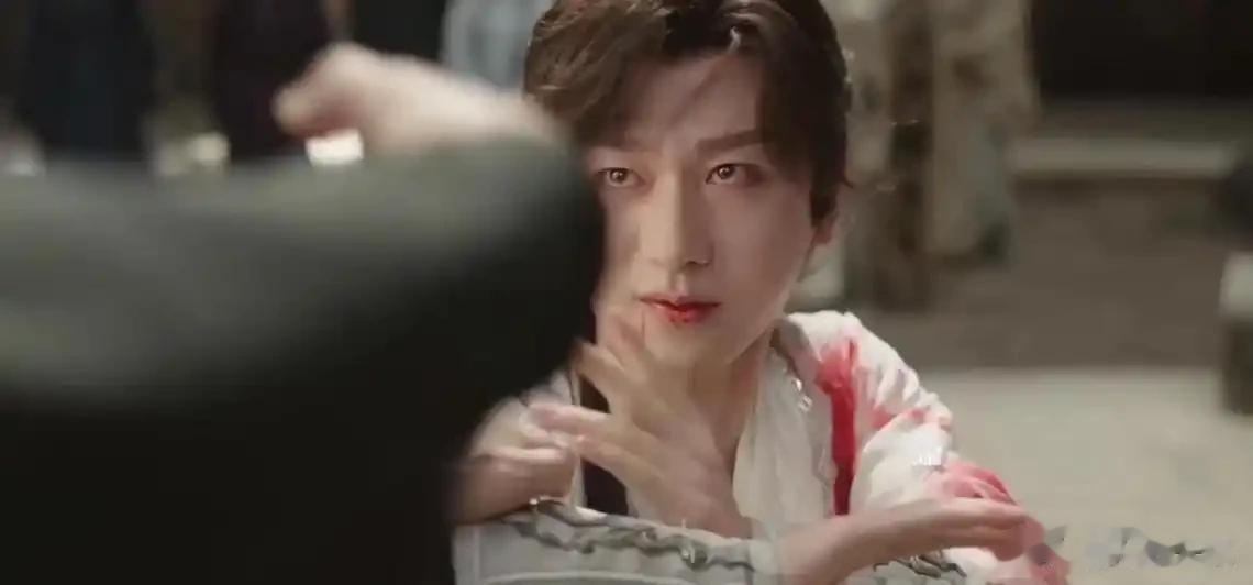 内娱畸形审美？迪丽热巴僵硬畏缩，成毅黑老土，千玺丑到认不出