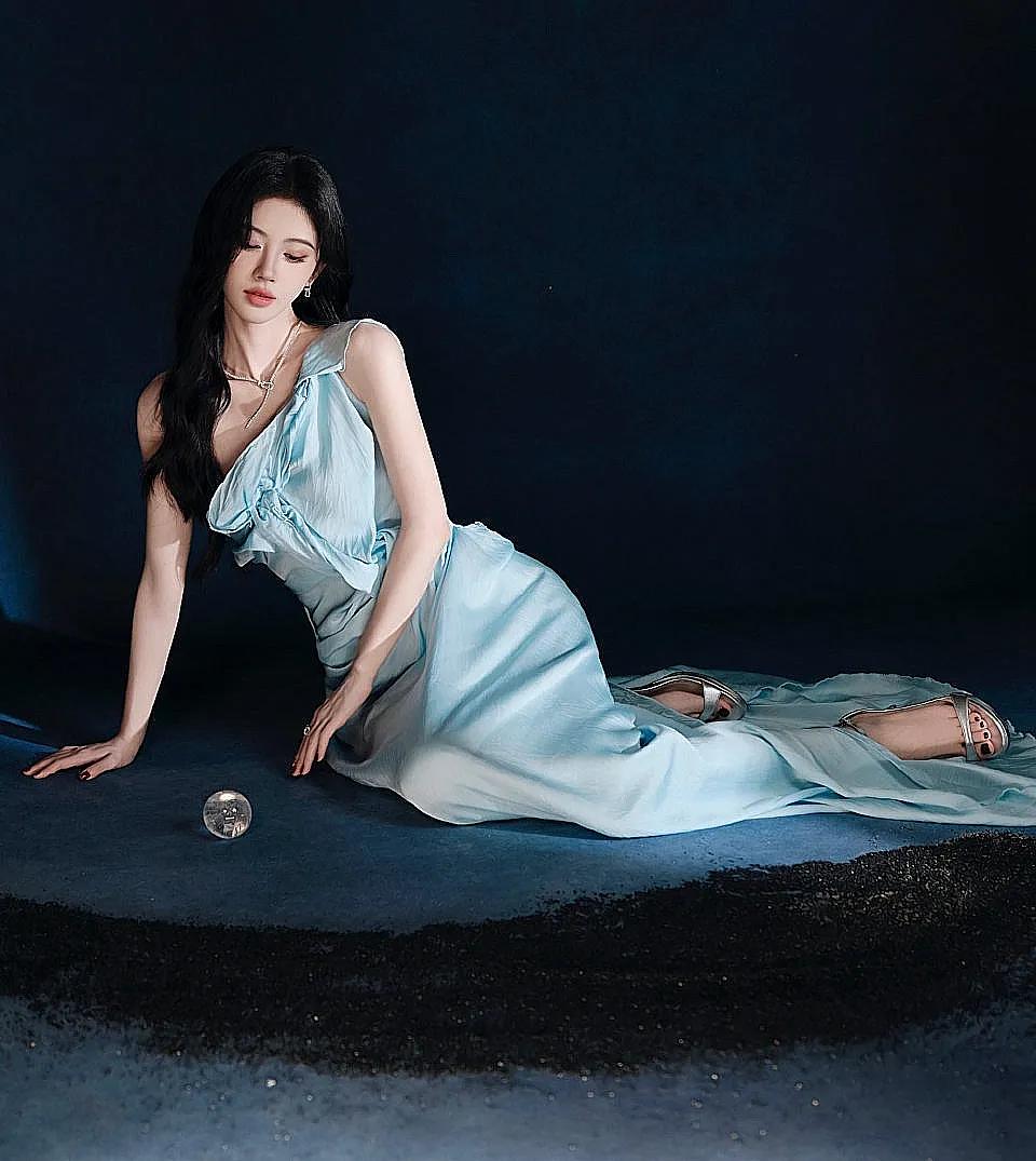 鞠婧祎，冰蓝之美！