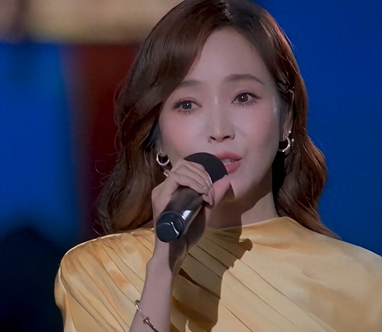 侯佩岑时隔12年重回总台！秋晚开场气场拉满，立场坚定获网友大赞