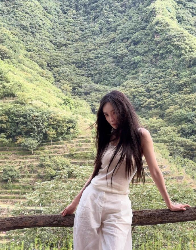 杨幂的脚丫精致灵动,满是初恋感,甜美好看戳心底 ???。