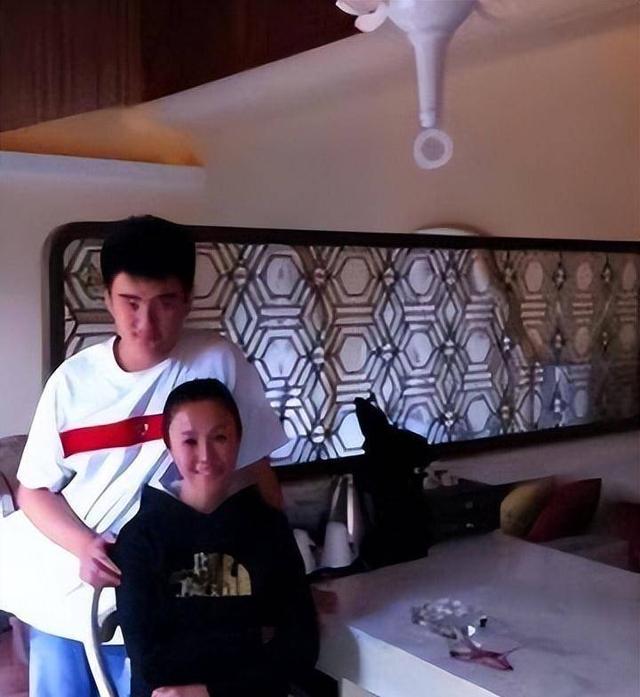 61岁傅艺伟罕现身！儿子已去世一年多，与李玲玉相聚状态超好