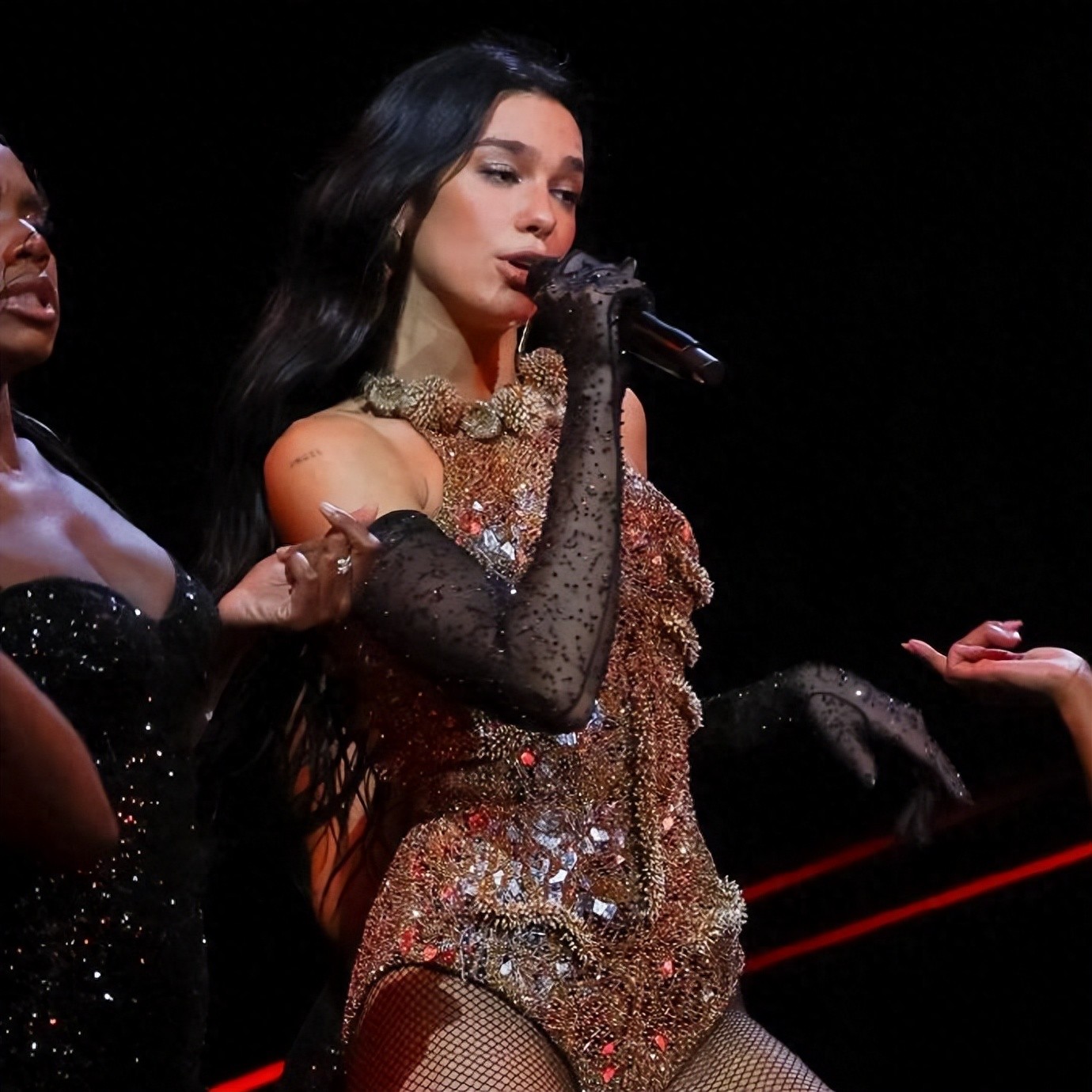 Dua Lip的舞台魅力不容置疑