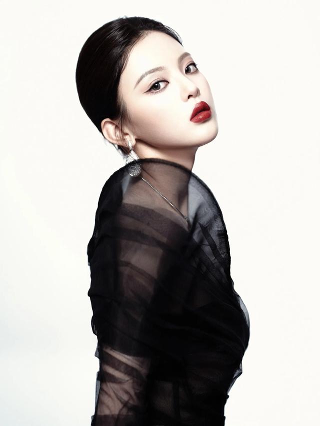 杨超越镁光灯下魅影乍现,女王殿下驾到