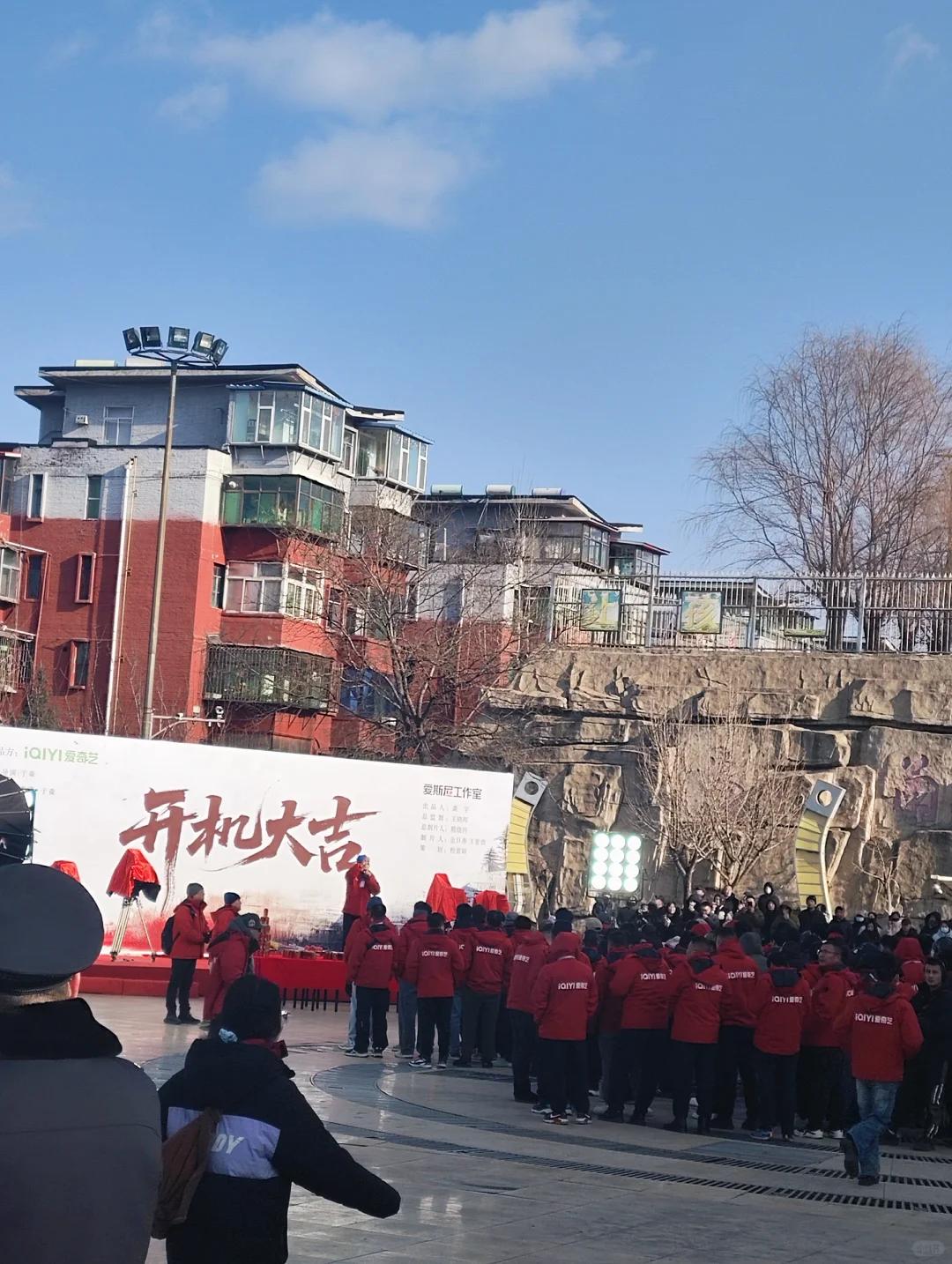 马伊琍山西拍戏被偶遇！皮松肉垮脸颊发腮，一头羊毛卷土到认不出