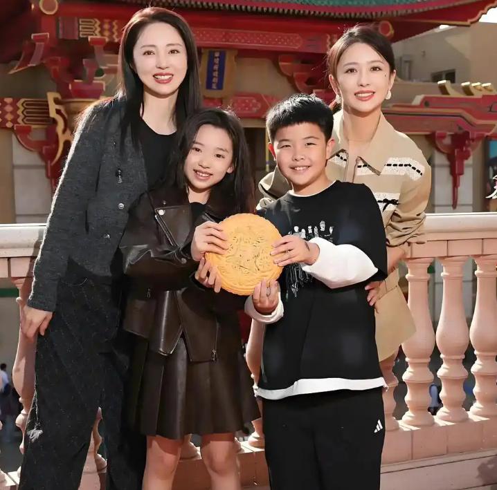 董璇和关悦家庭聚会,佟大为9岁儿子出镜帅气,和小酒窝同框害羞