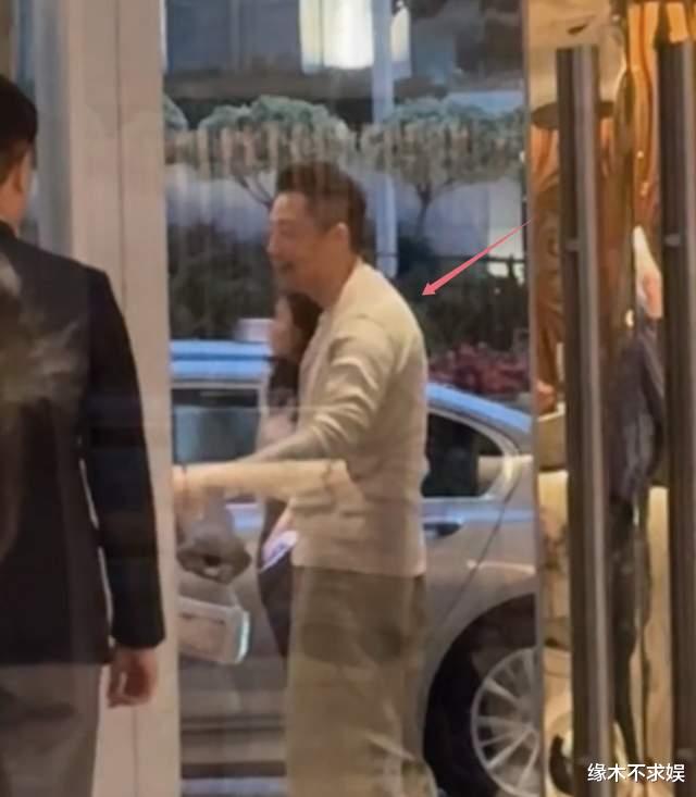 汪小菲一家4口住香港四季酒店，小玥儿体态像爸爸，香港网友吐槽