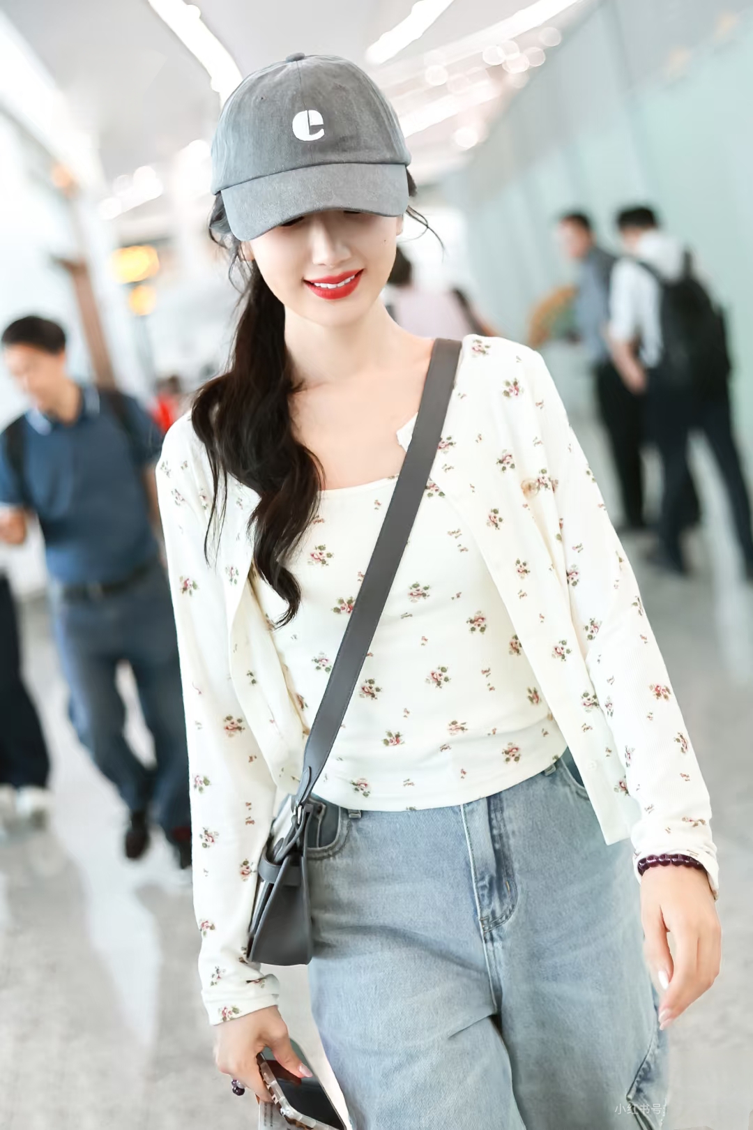 毛晓彤最新机场秀：碎花套装配大波浪马尾，甜妹气质拉满