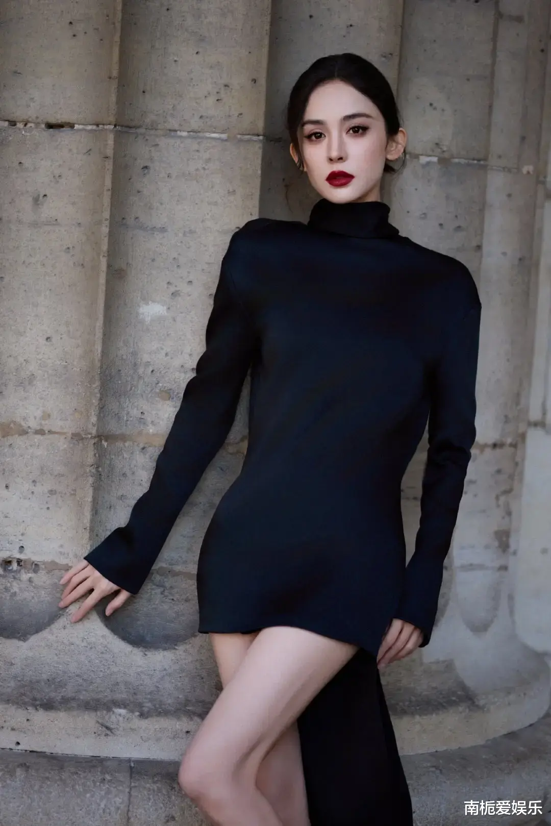 娜扎黑裙红唇惊艳巴黎时装周,与池昌旭同框被赞“豪门姐弟”