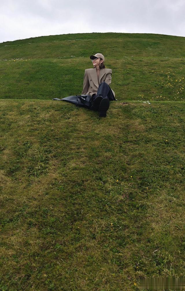 唐艺昕又分享游山玩水美照,穿蕾丝衣搭配衣服,又美又迷人!