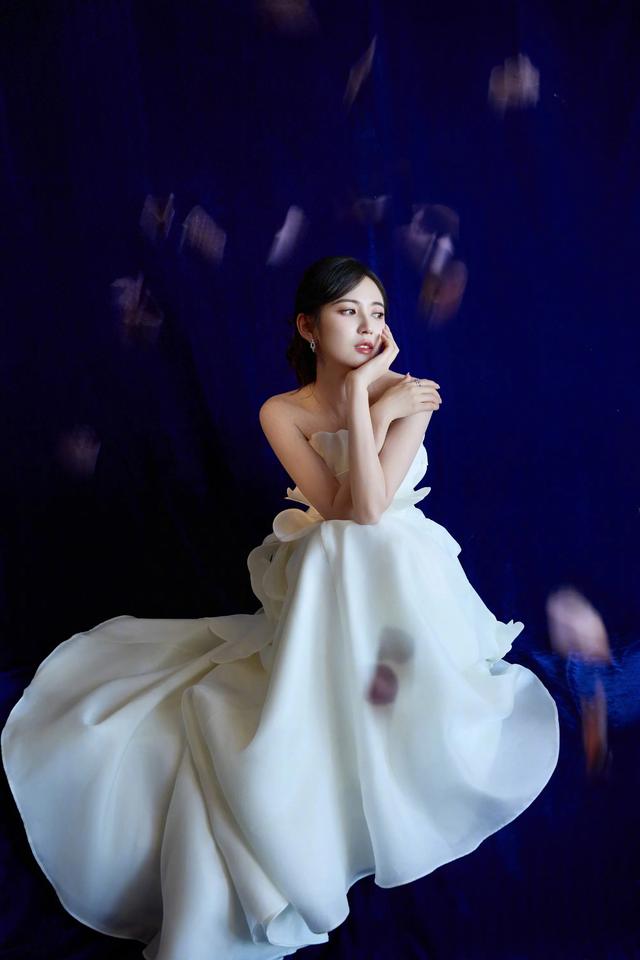 陈钰琪纯白抹胸礼裙