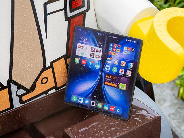 折疊屏還是小平板？誰能重新定義“第三屏”？