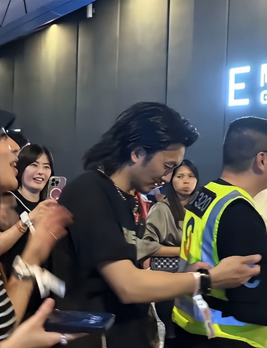 王菲没想到，谢霆锋费尽心机举办演唱会，却被一特殊面孔抢了风头