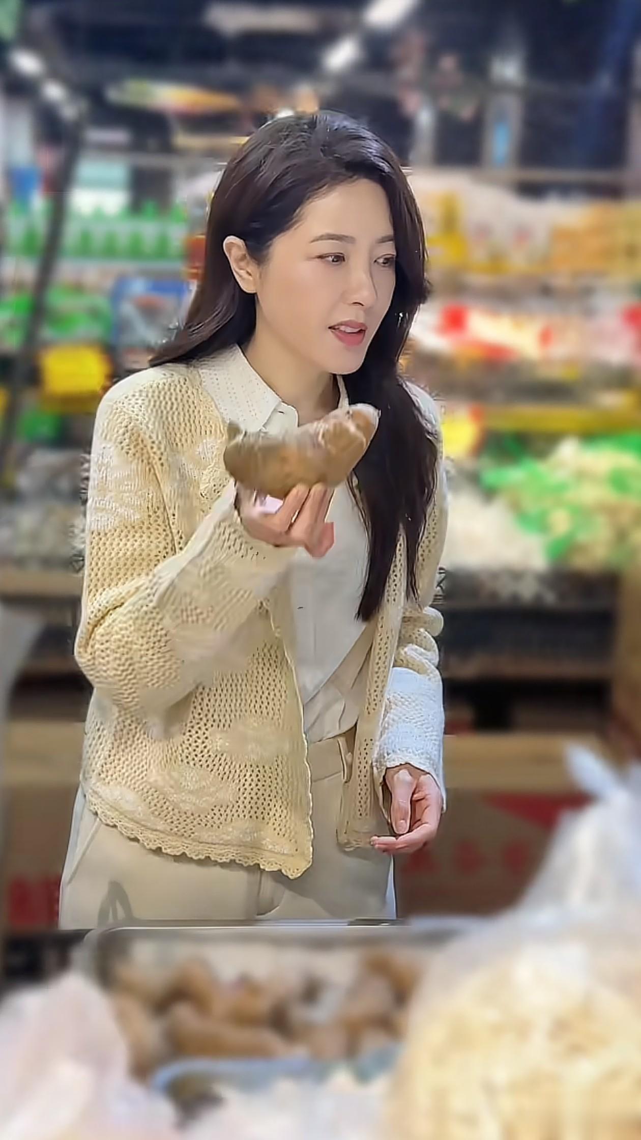 49岁曾黎逛菜市场！穿小开衫+衬衣+阔腿裤，减龄又洋气，美得像29